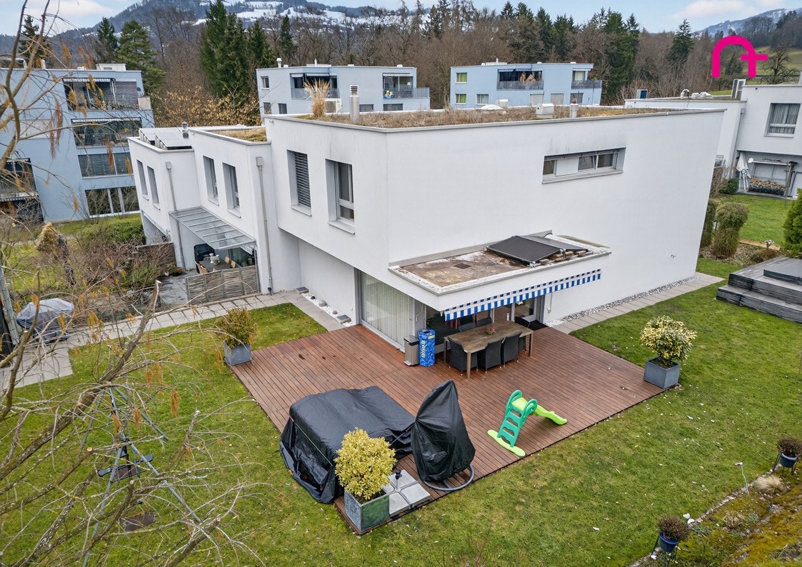 Moderne Wohnanlage mit Terrasse und Garten