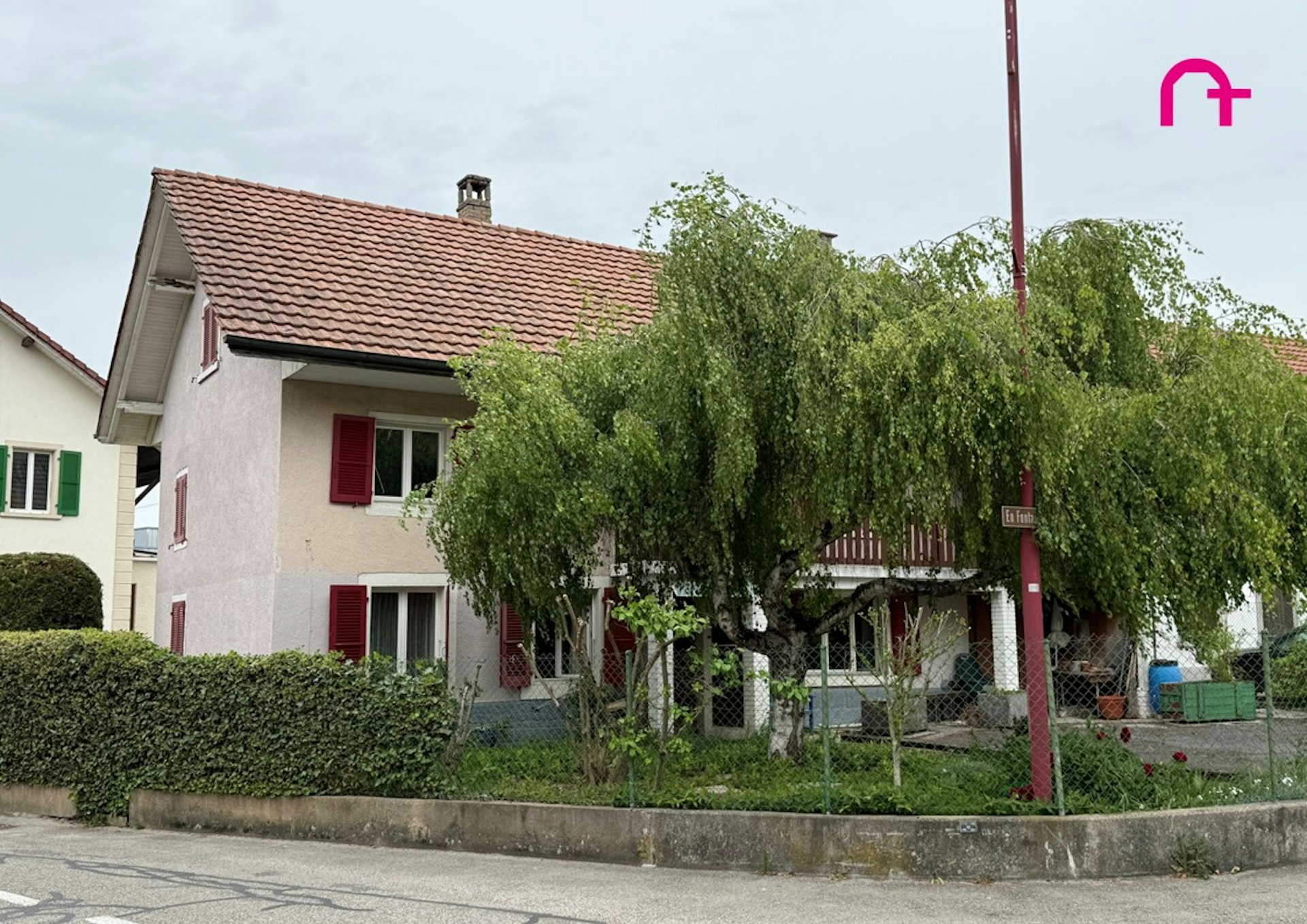 Wohnhaus mit Satteldach und Vorgarten