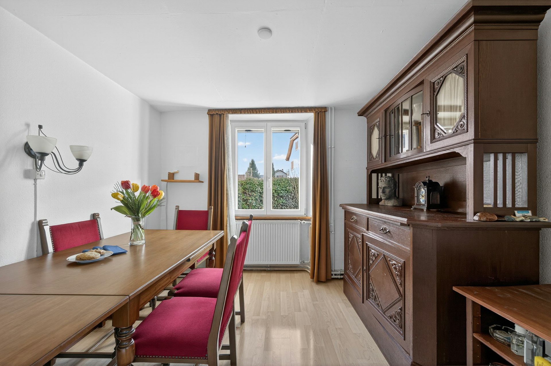 Esszimmer mit Holzmöbeln