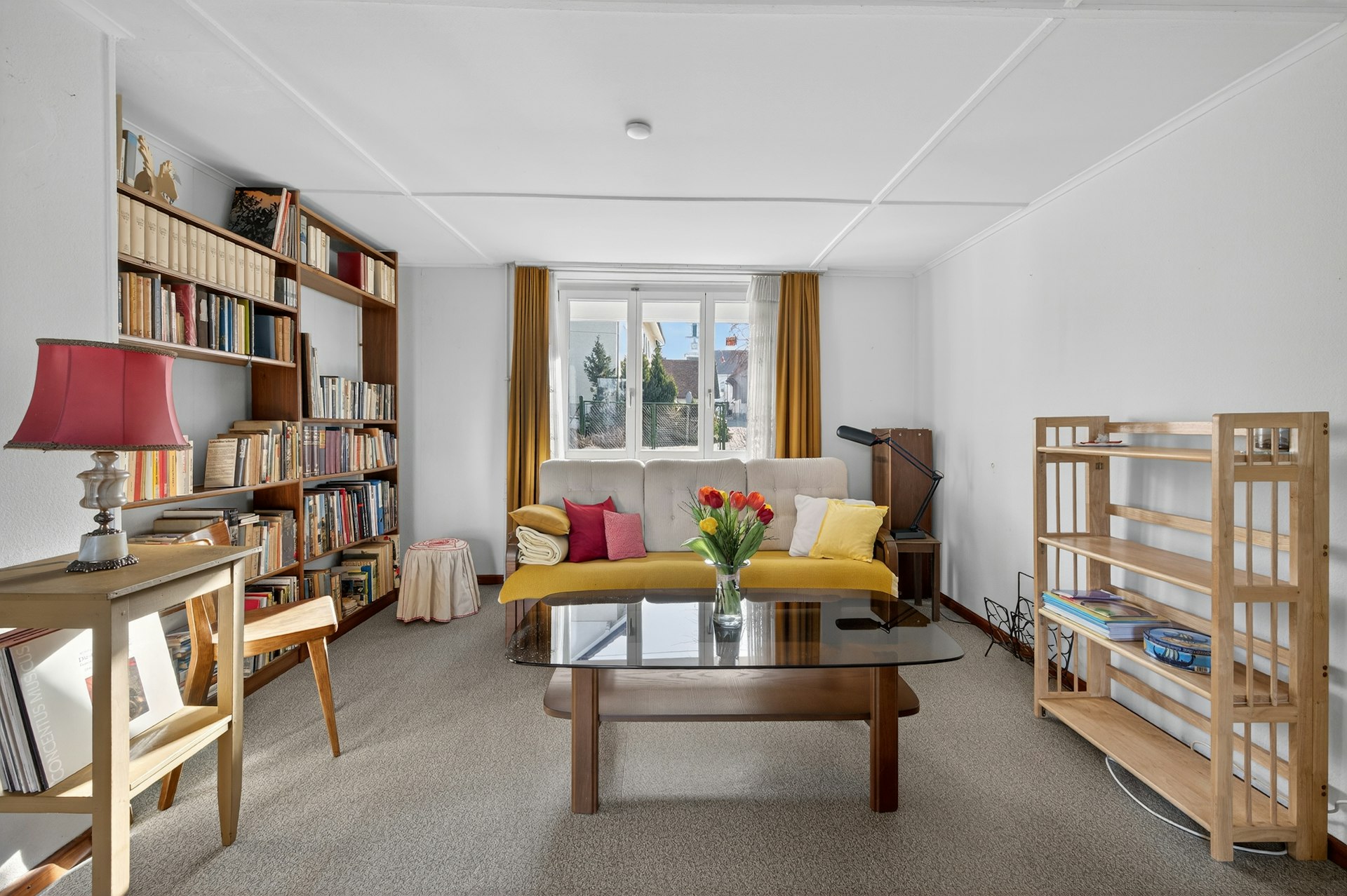 Helles Wohnzimmer mit Bücherregalen und Sofa