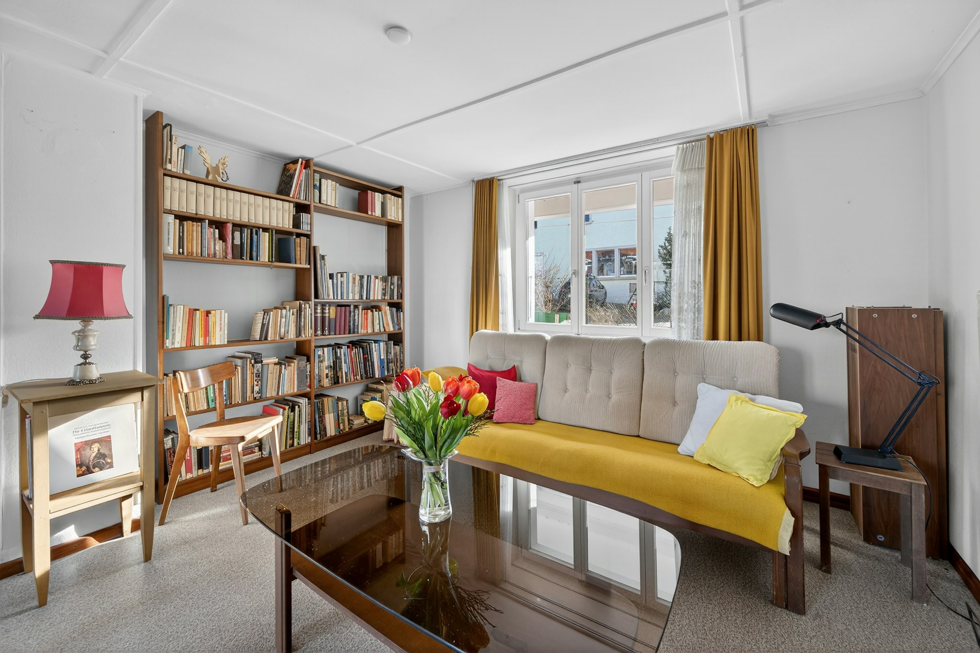 Wohnzimmer mit Bücherregal