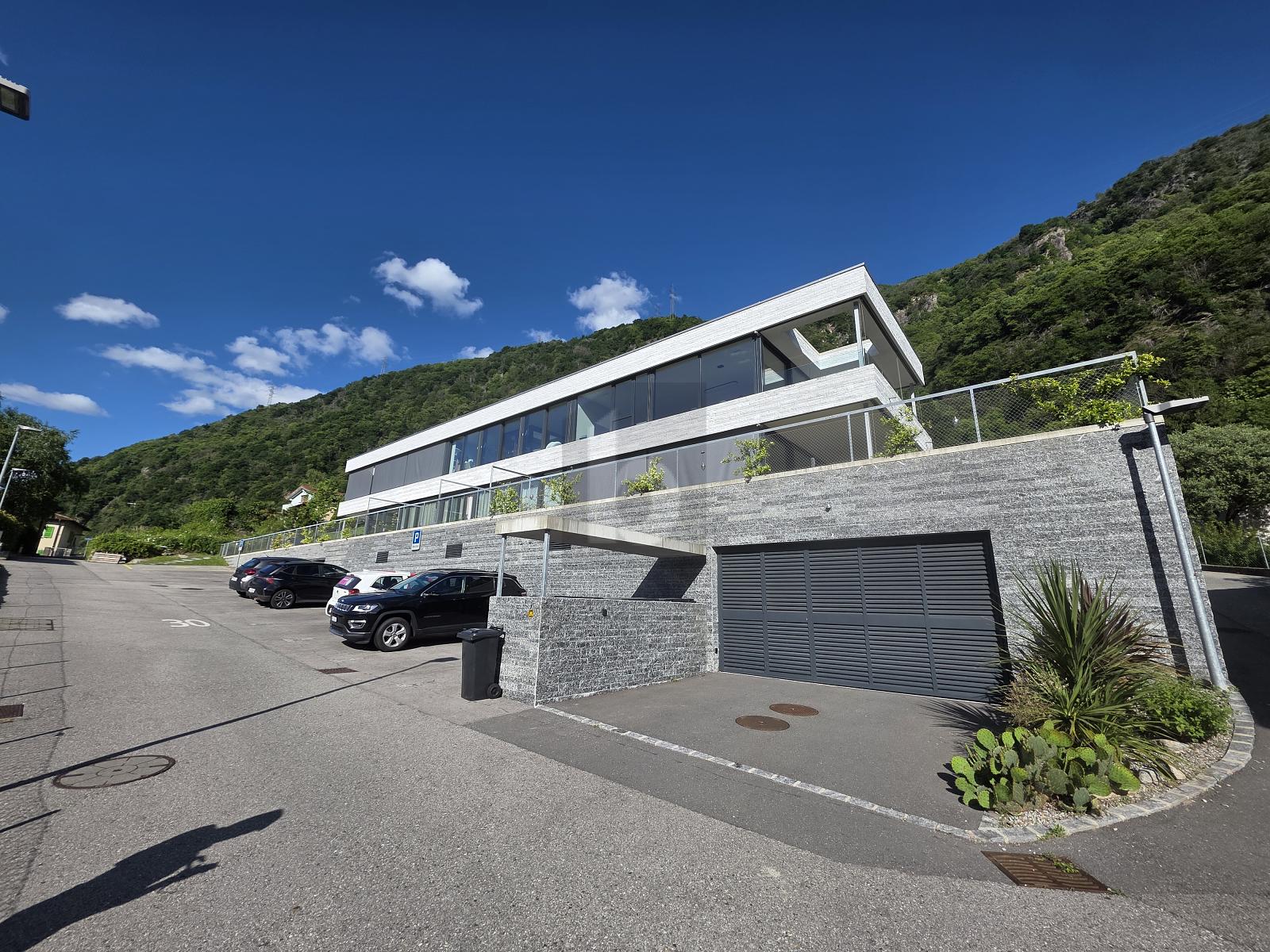 SONNIG UND MODERN MIT GROSSER TERRASSE – Bellinzona