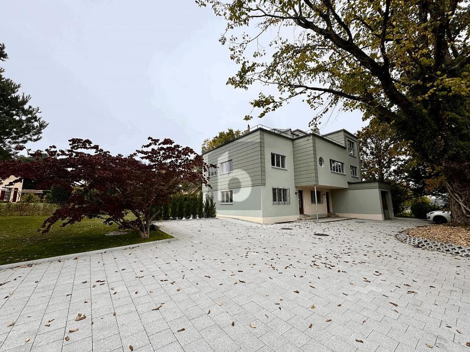 GROSSZÜGIG, ELEGANT & KOMPLETT RENOVIERT – Bercher