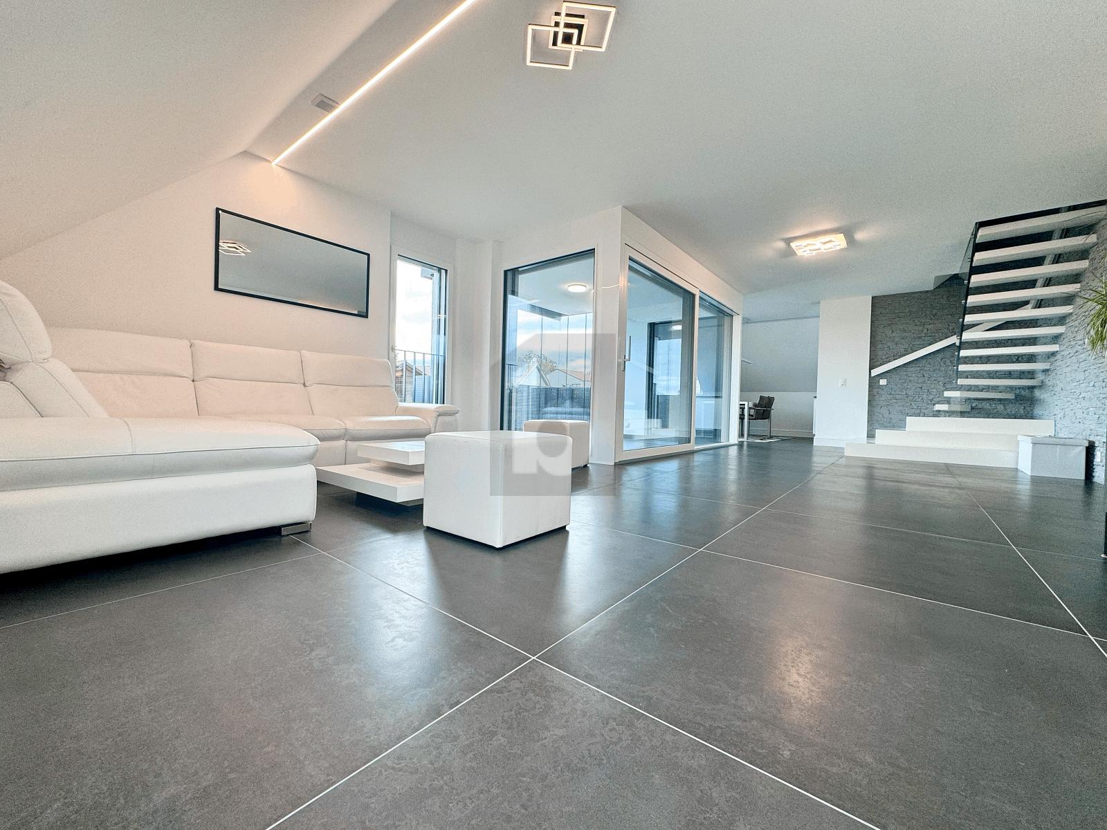 WUNDERSCHÖN MIT GROSSEM BALKON UND VERANDA – Gollion
