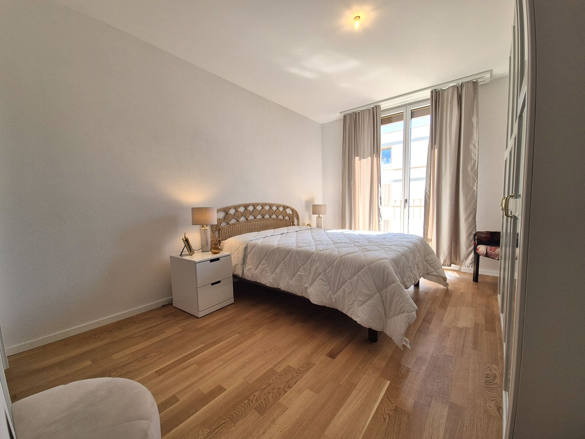 Helles Schlafzimmer mit Balkonfenster