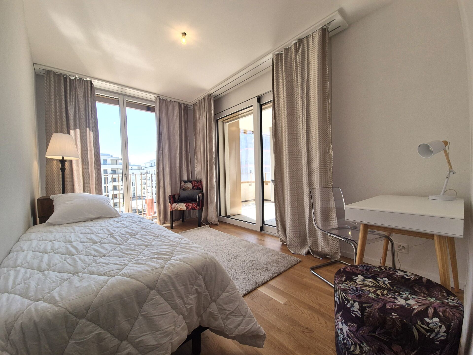 Helles Schlafzimmer mit Balkonzugang