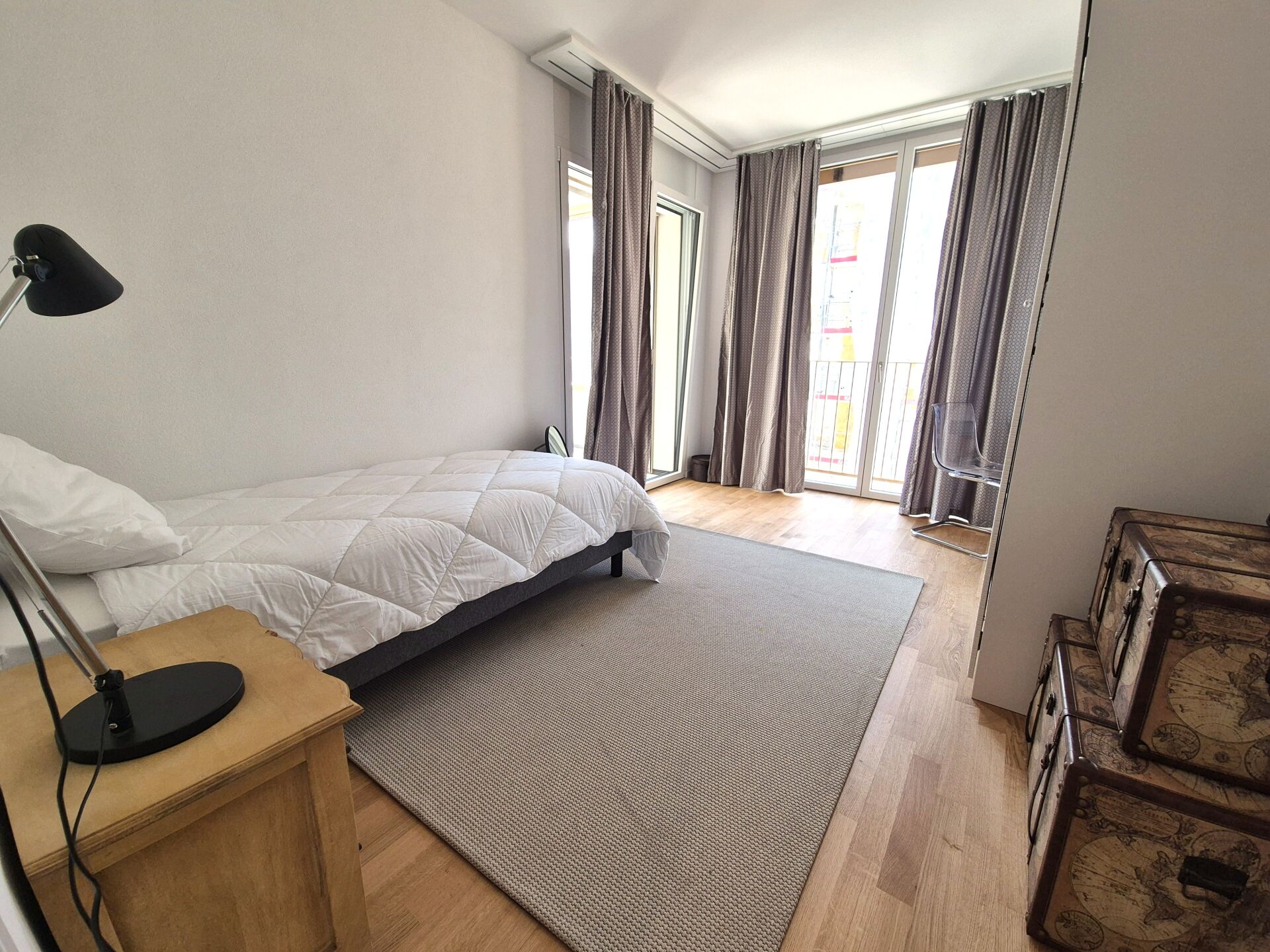 Helles Schlafzimmer mit Balkonzugang