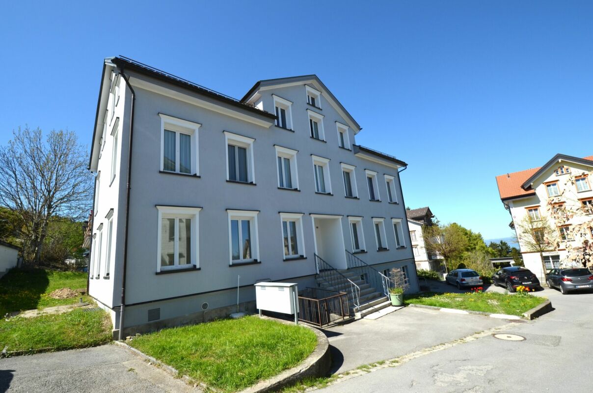 Mehrfamilienhaus mit klarer Fassade