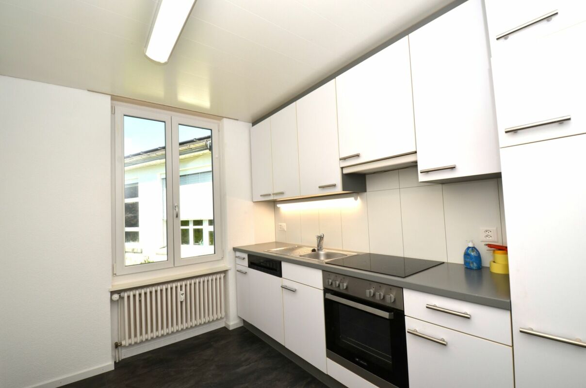 Moderne Küchenzeile in hellem Raum