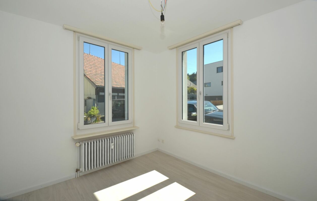 Helles leeres Zimmer mit zwei Fenstern
