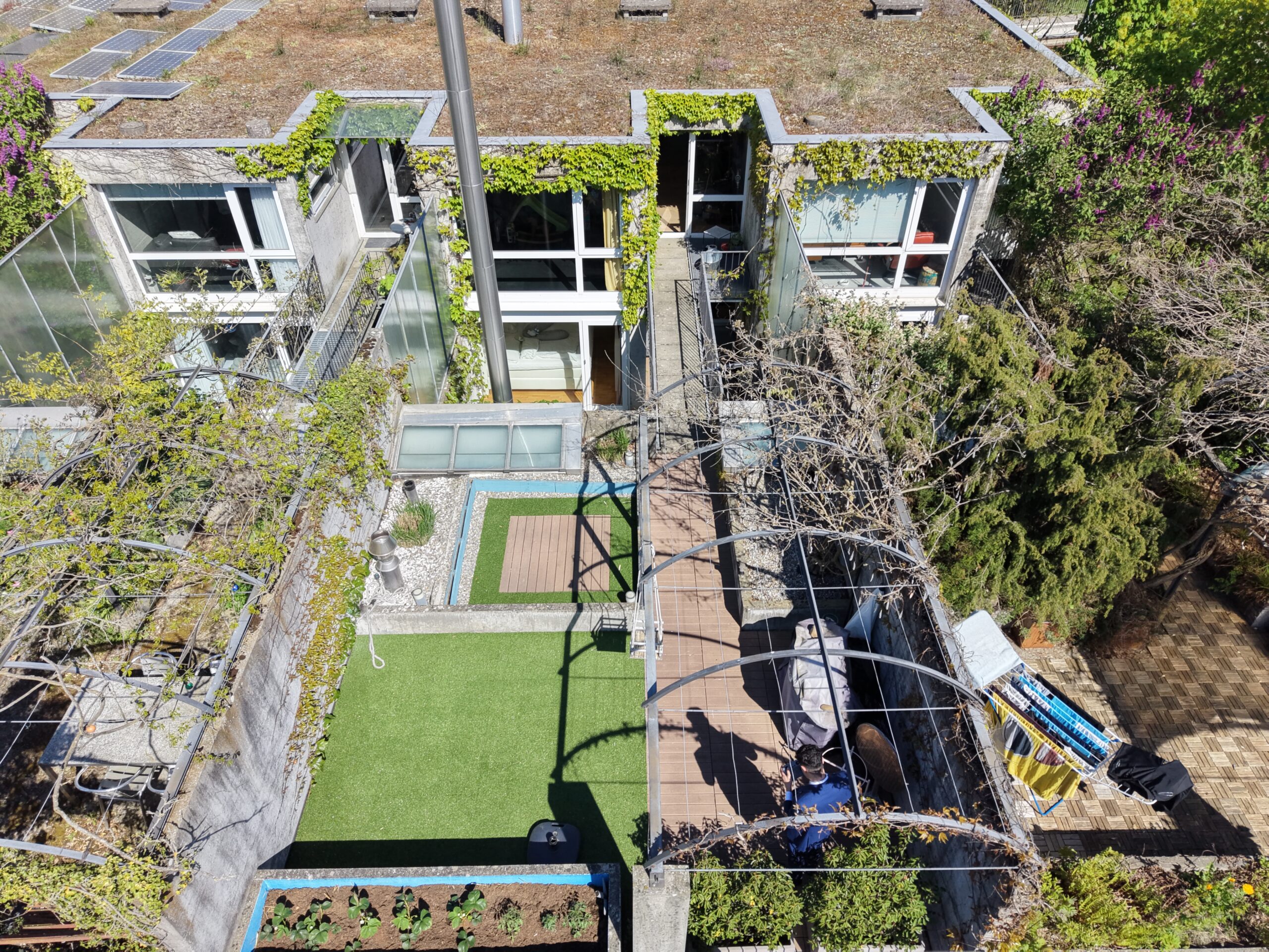 Dachgarten mit begrünten Terrassen und Solarflächen