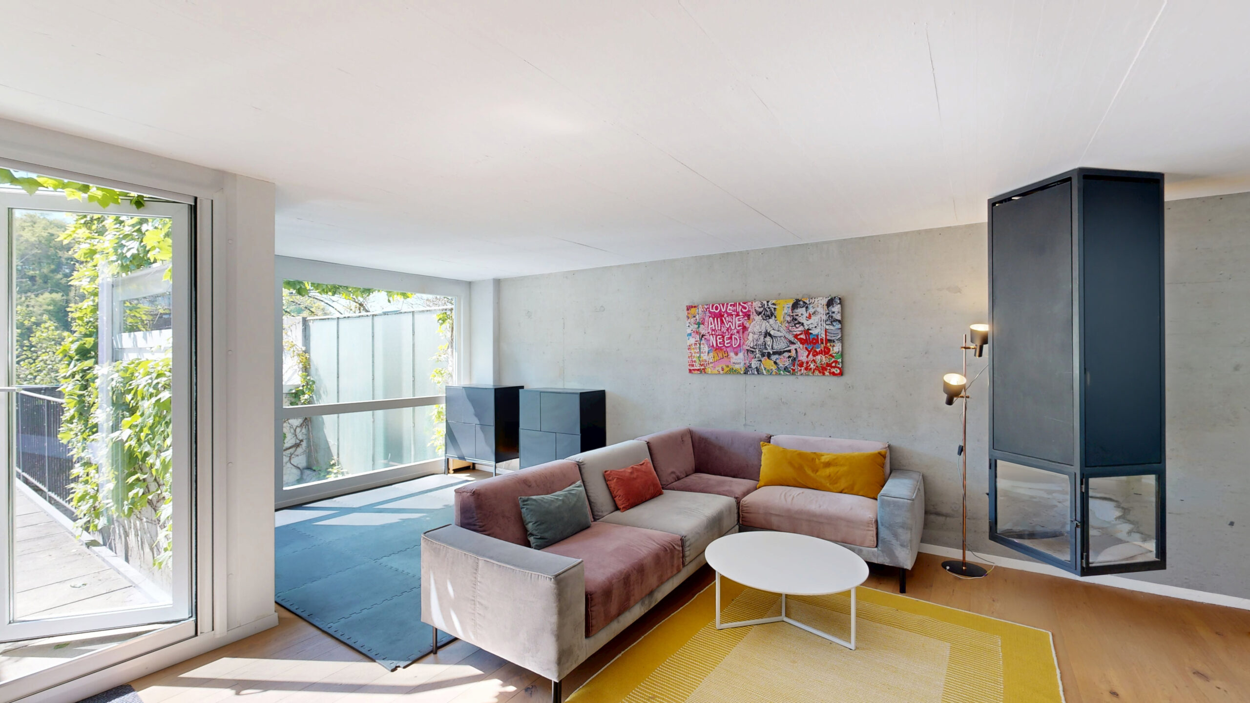 Modernes Wohnzimmer mit Balkonblick
