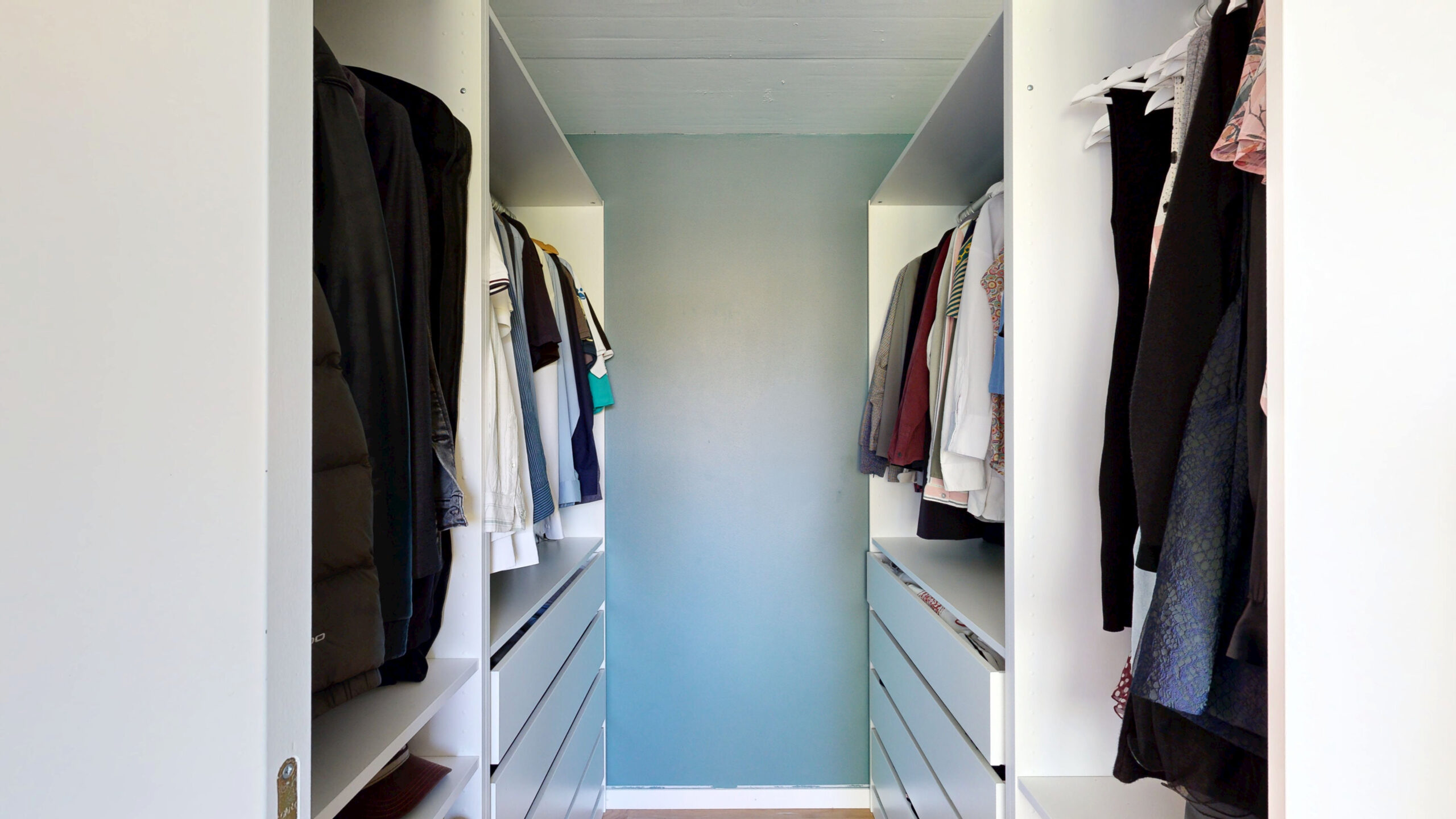 Begehbarer Kleiderschrank