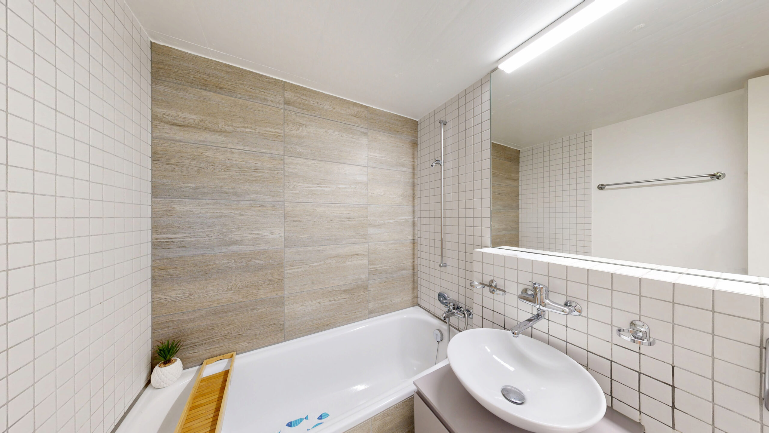 Modernes Badezimmer mit Badewanne und Waschbecken