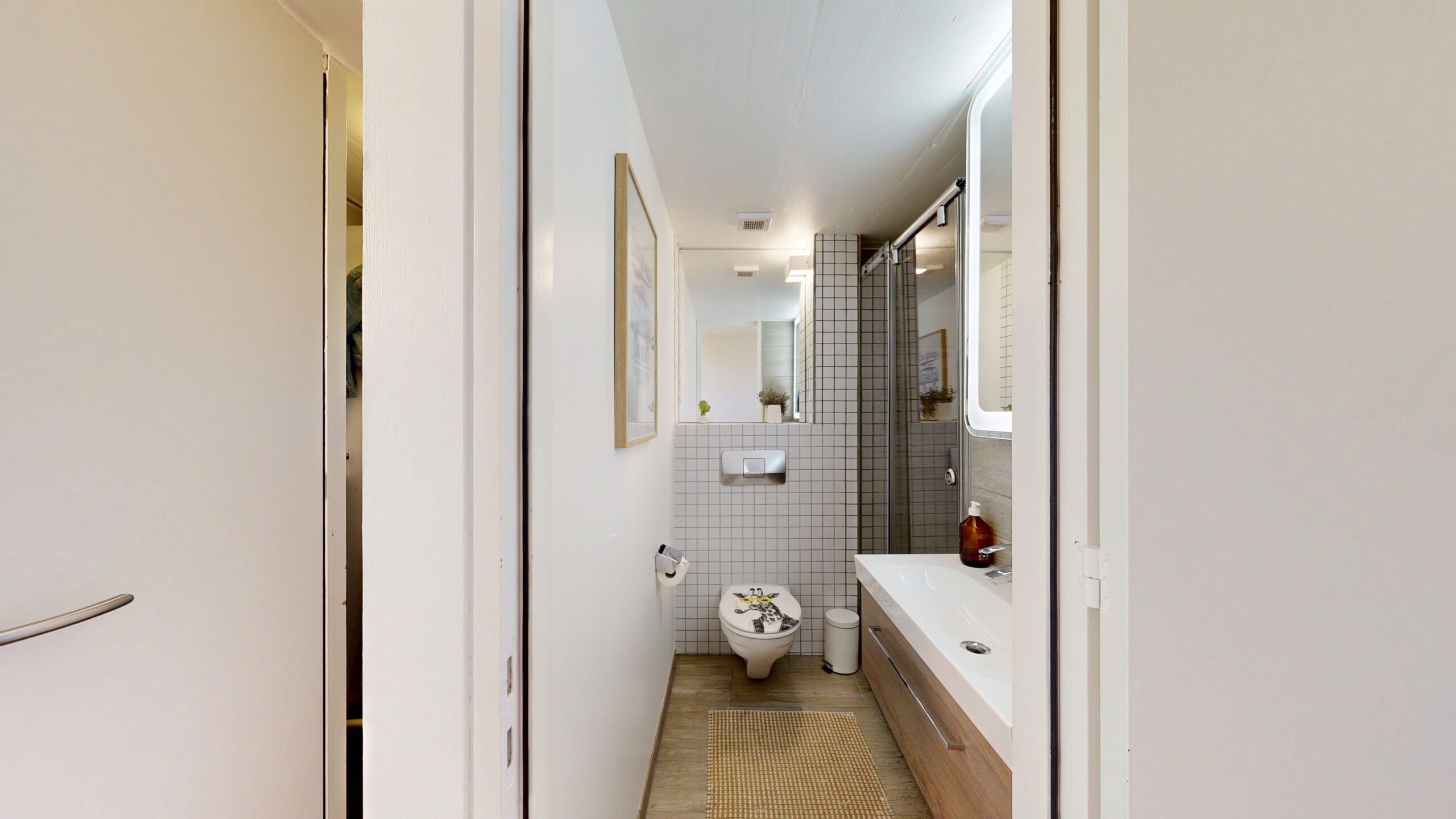 Schmales modernes Badezimmer