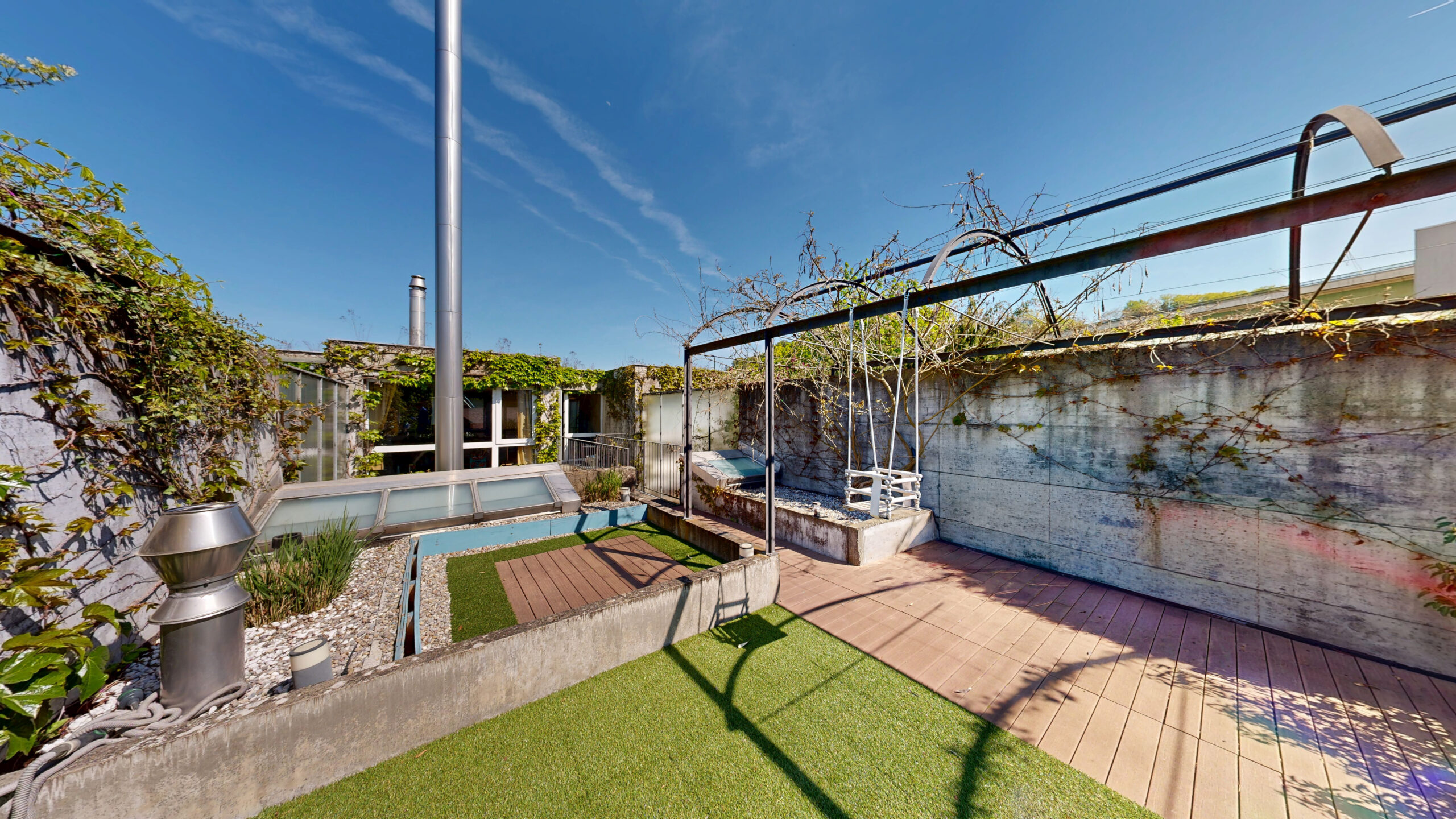 Dachterrasse mit begrünten Flächen