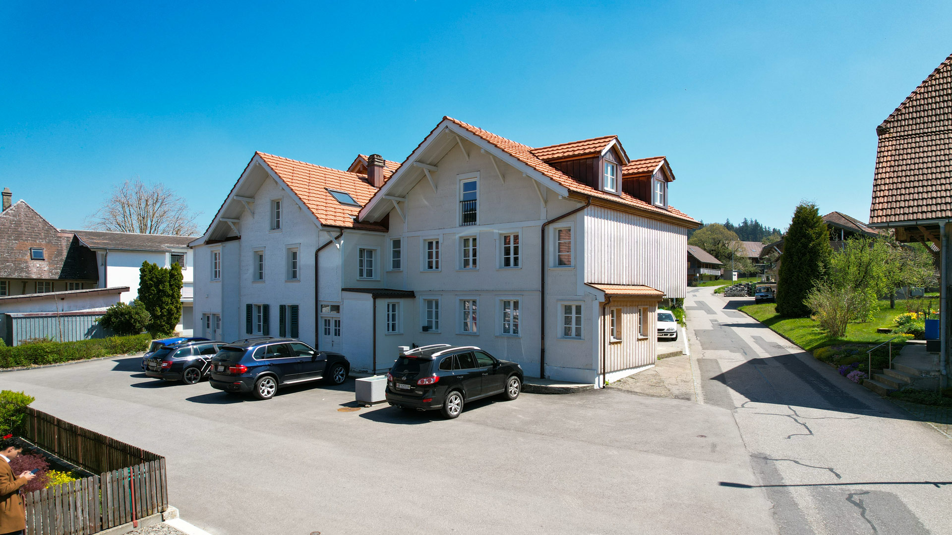 Wohnhaus mit rotem Ziegeldach