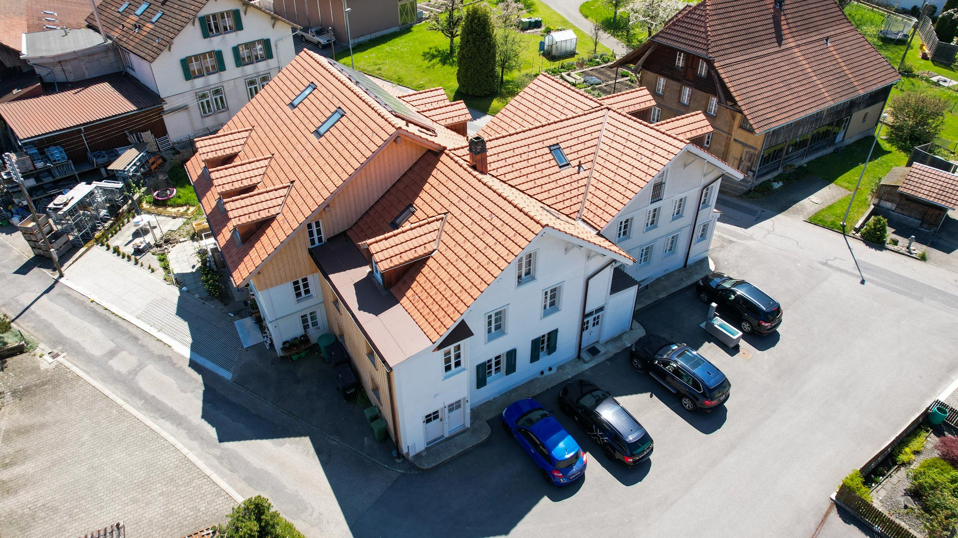 Luftaufnahme eines Wohngebäudes mit roten Ziegeldächern