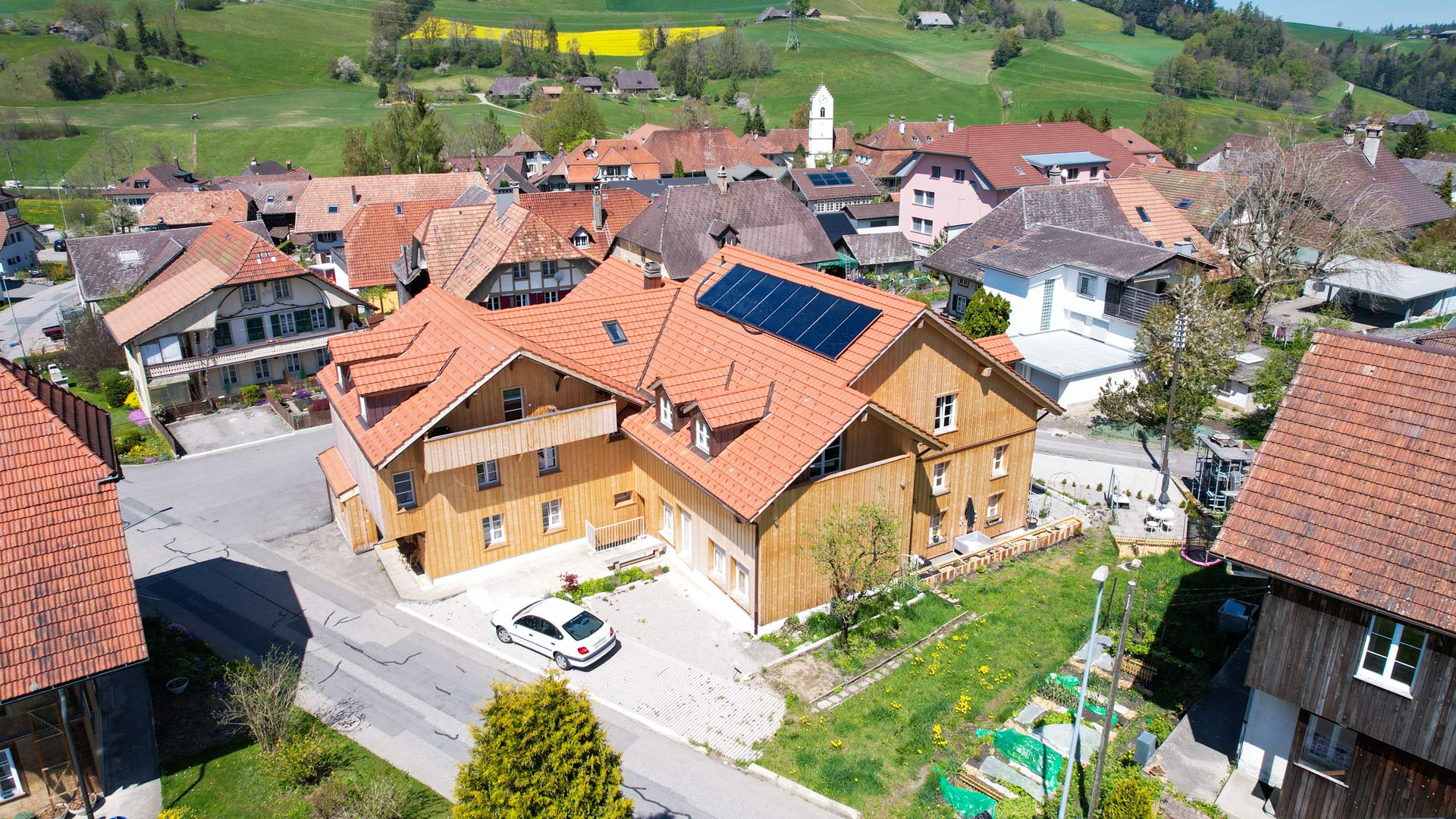 Luftaufnahme eines Wohnhauses mit Holzfassade