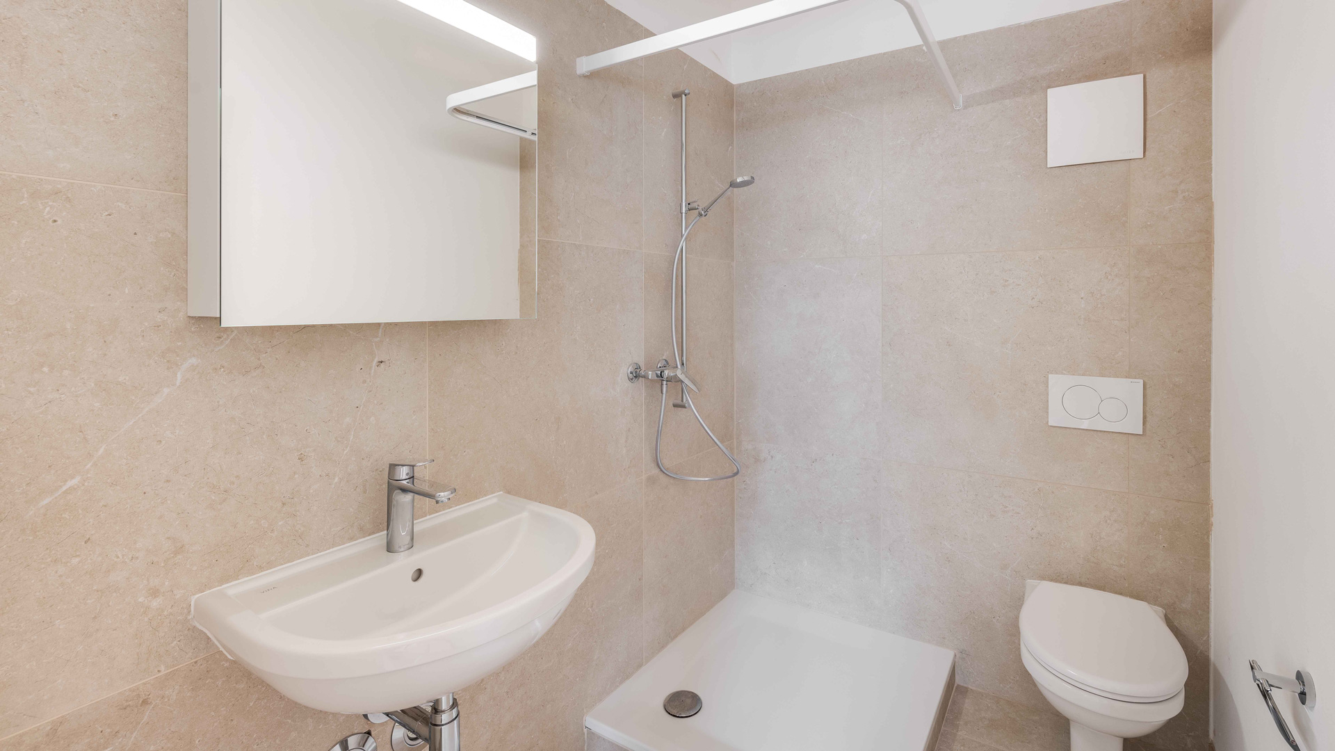 Modernes Badezimmer mit Dusche und WC