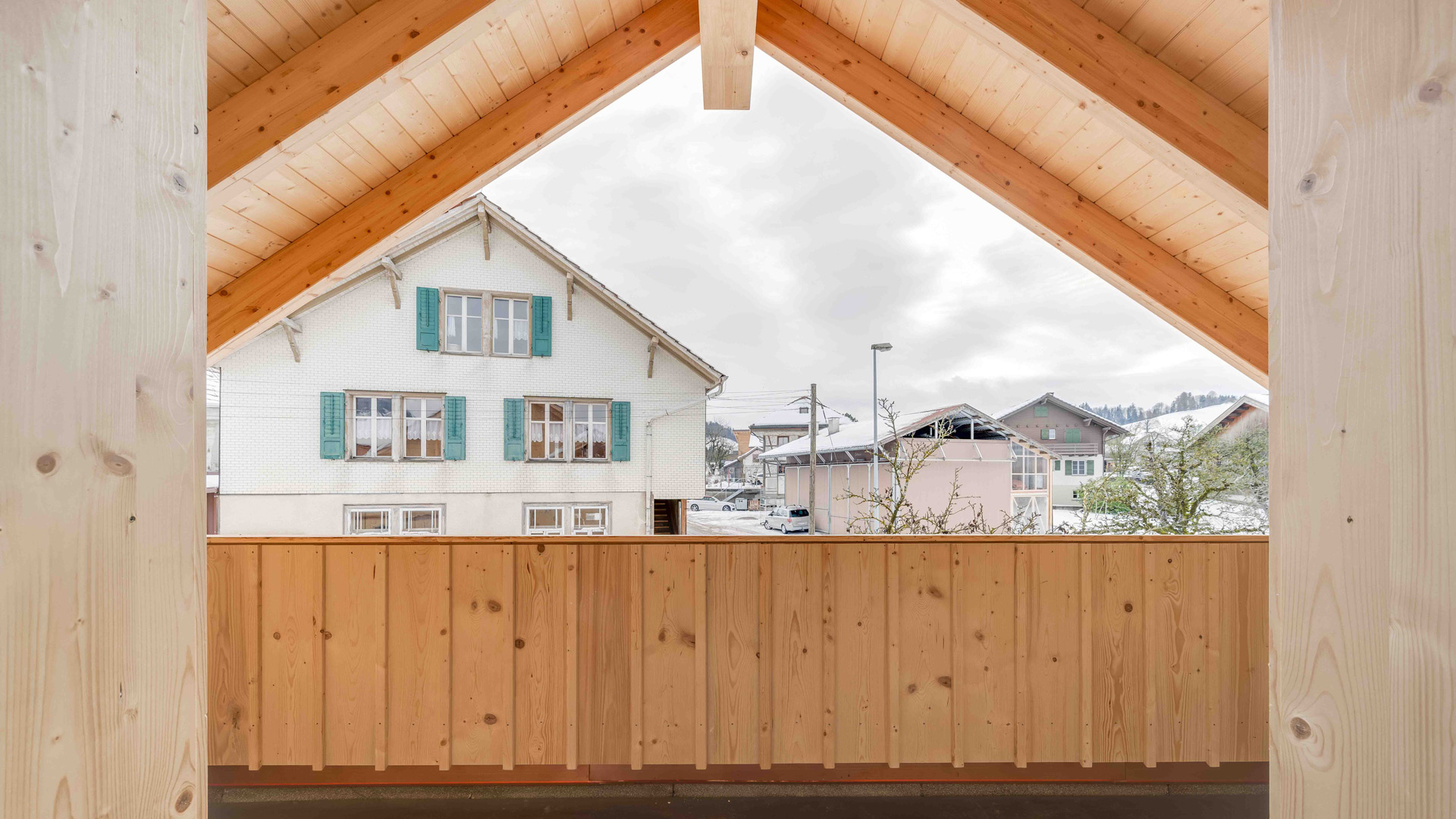 Holzbalkon mit Blick auf Nachbarhäuser