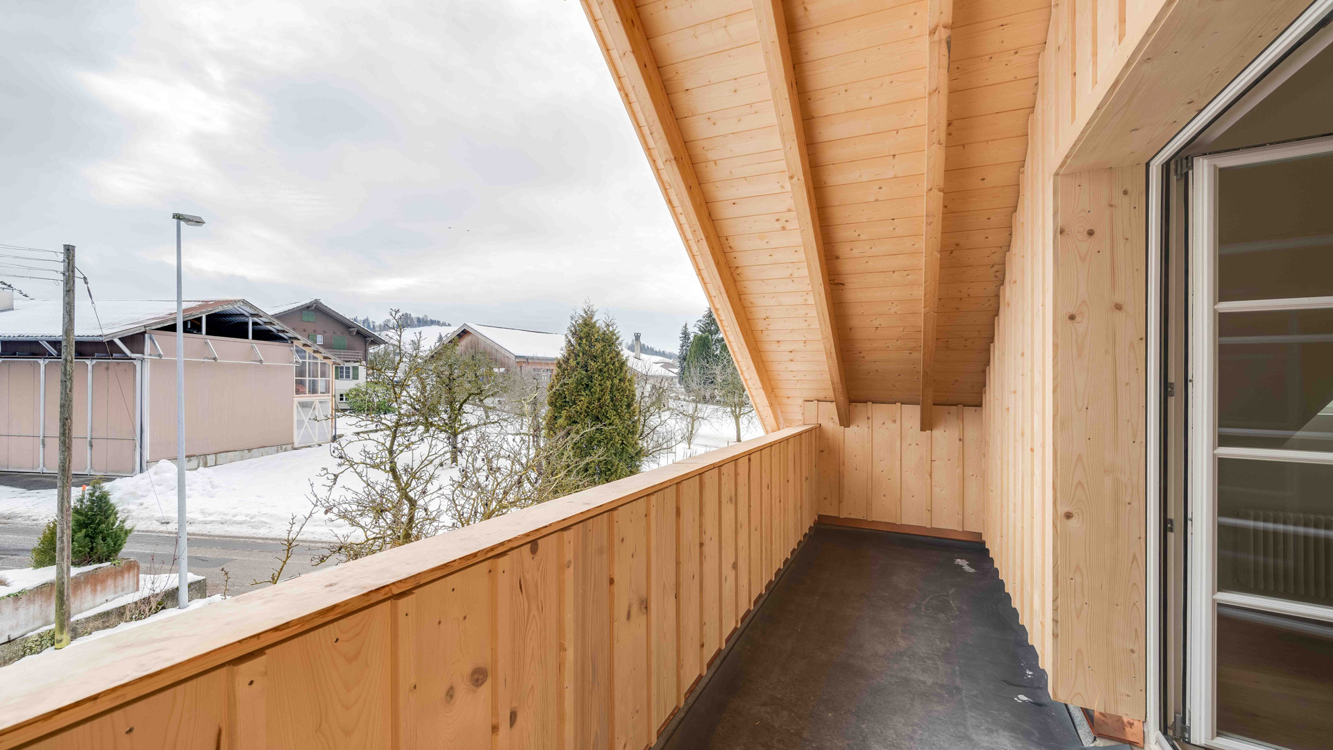 Holzbalkon mit Winterblick