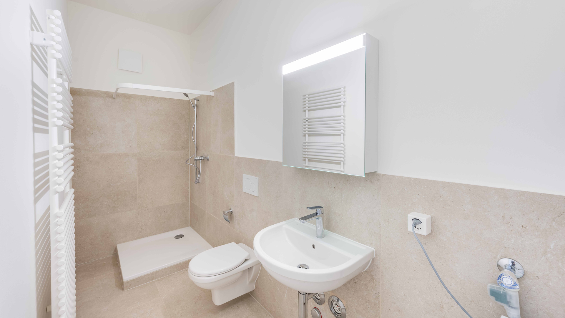 Modernes Bad mit Dusche, WC und Waschtisch