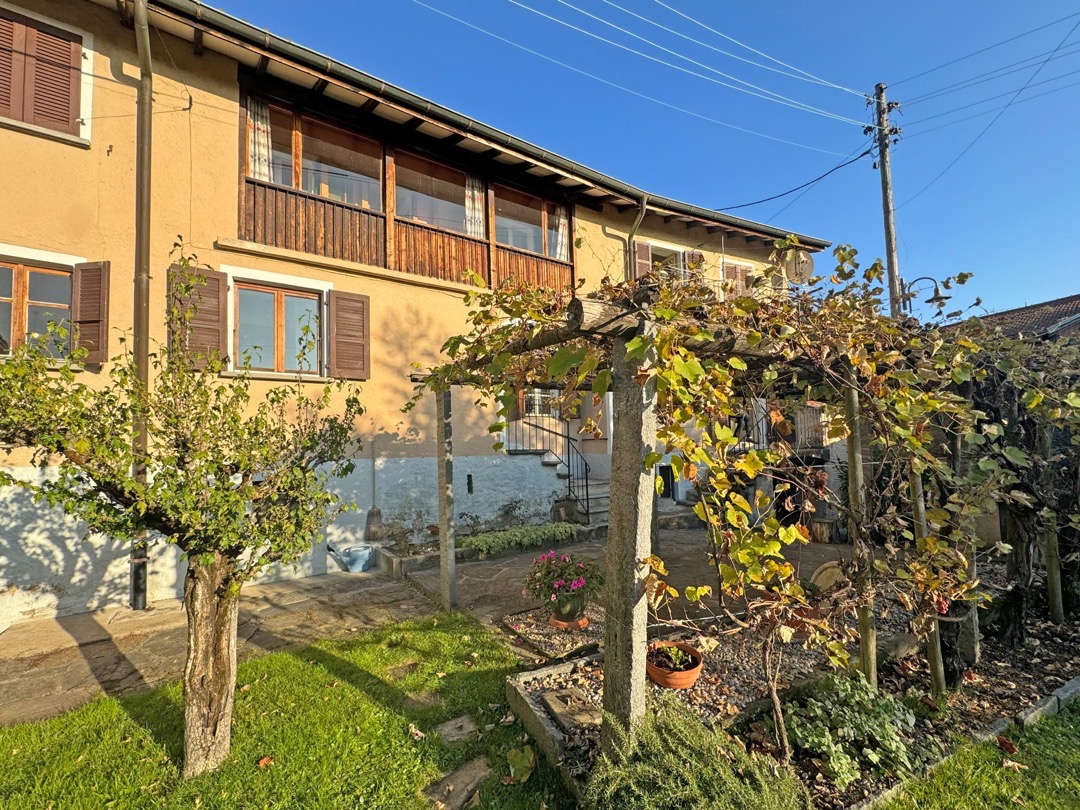 Hausfassade mit Garten