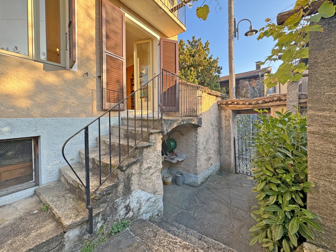Außenbereich mit Steintreppe und Balkon