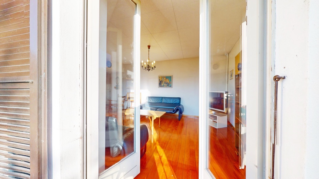 Wohnraum mit Blick durch offene Tür