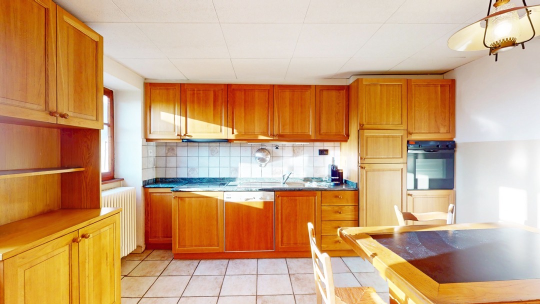 Küche mit Holzfronten und Tageslicht