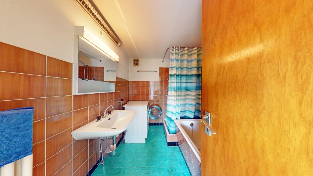 Badezimmer mit Badewanne und Waschbecken