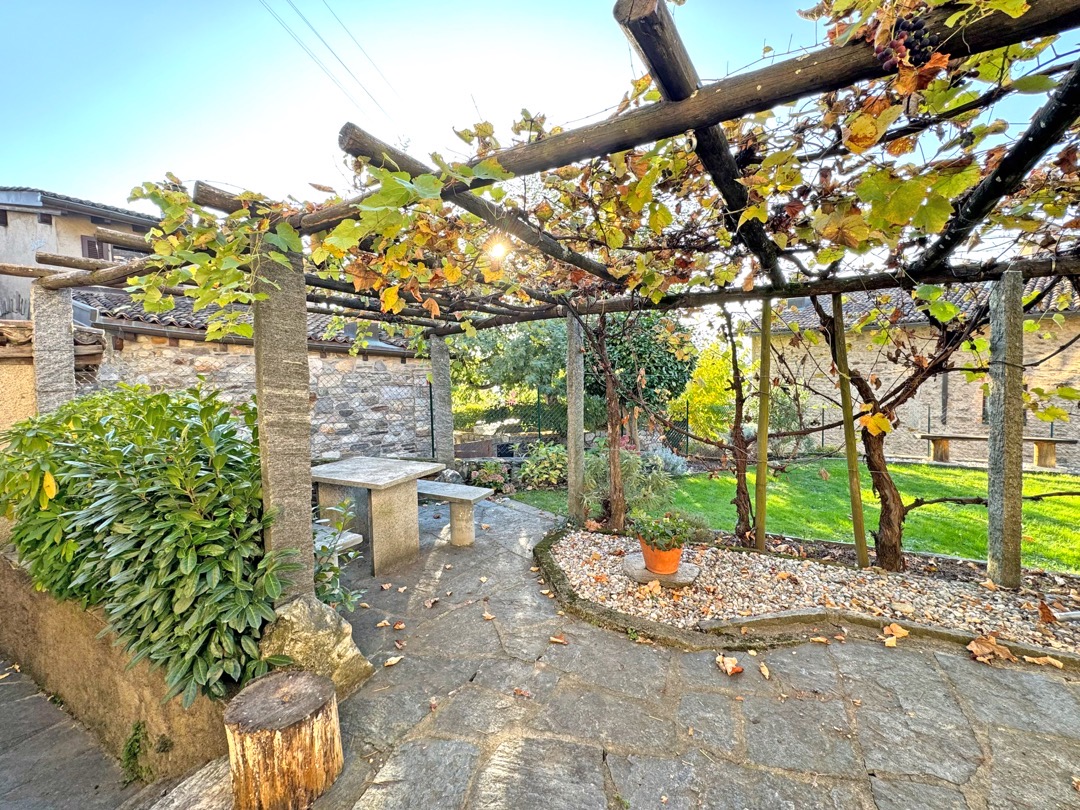 Überdachte Gartenpergola mit Sitzplatz
