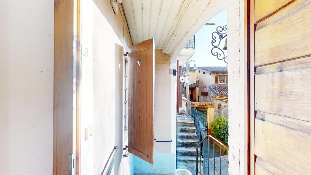 Außengang mit Blick in eine mediterrane Gasse