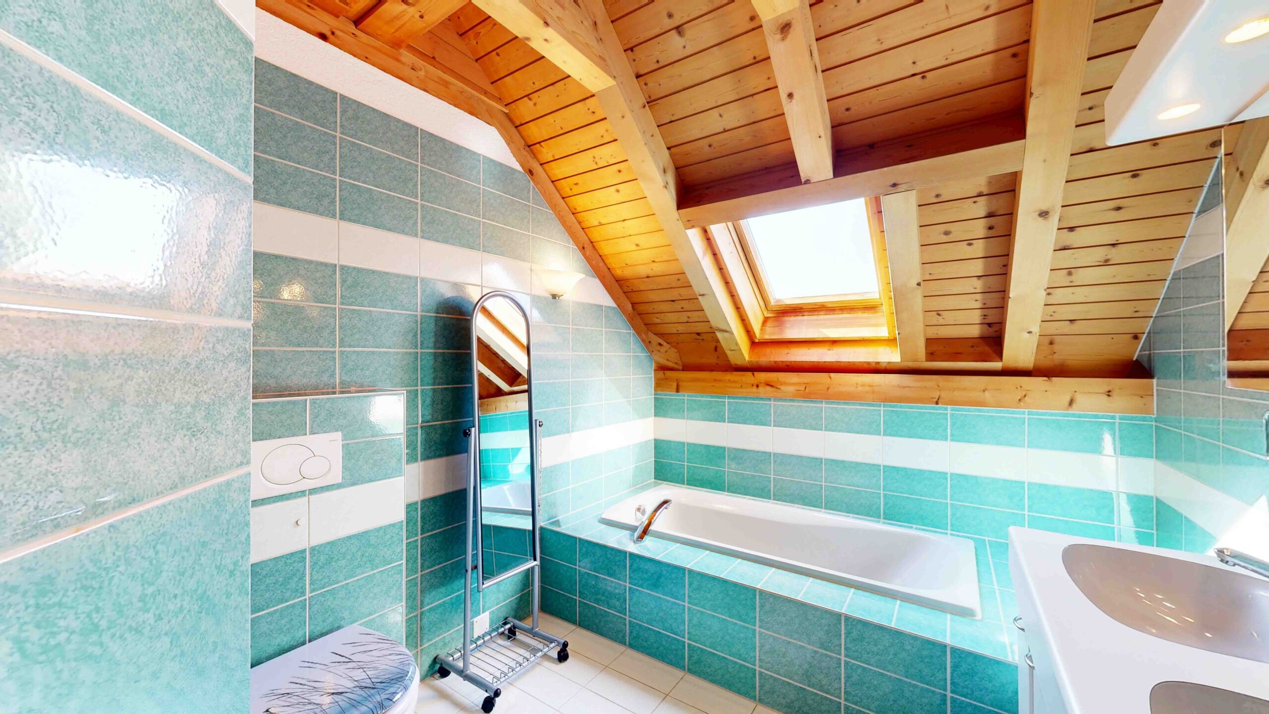 Dachbadezimmer mit Holzdecke und Badewanne