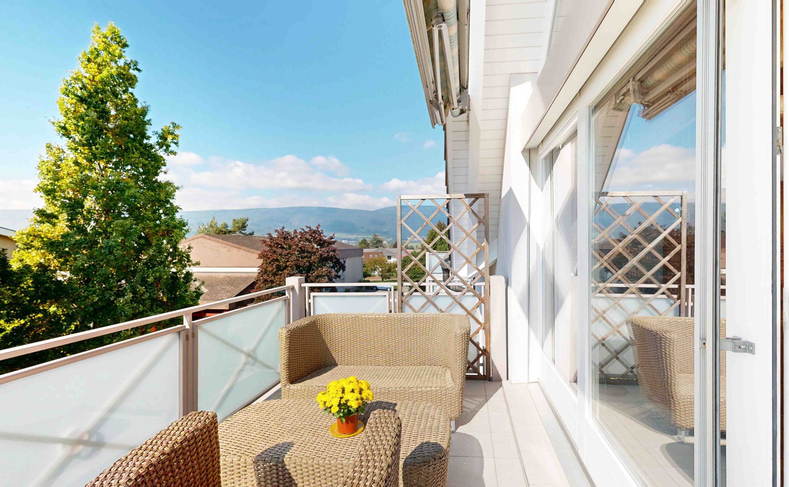 Balkon mit Sitzgruppe und Weitblick