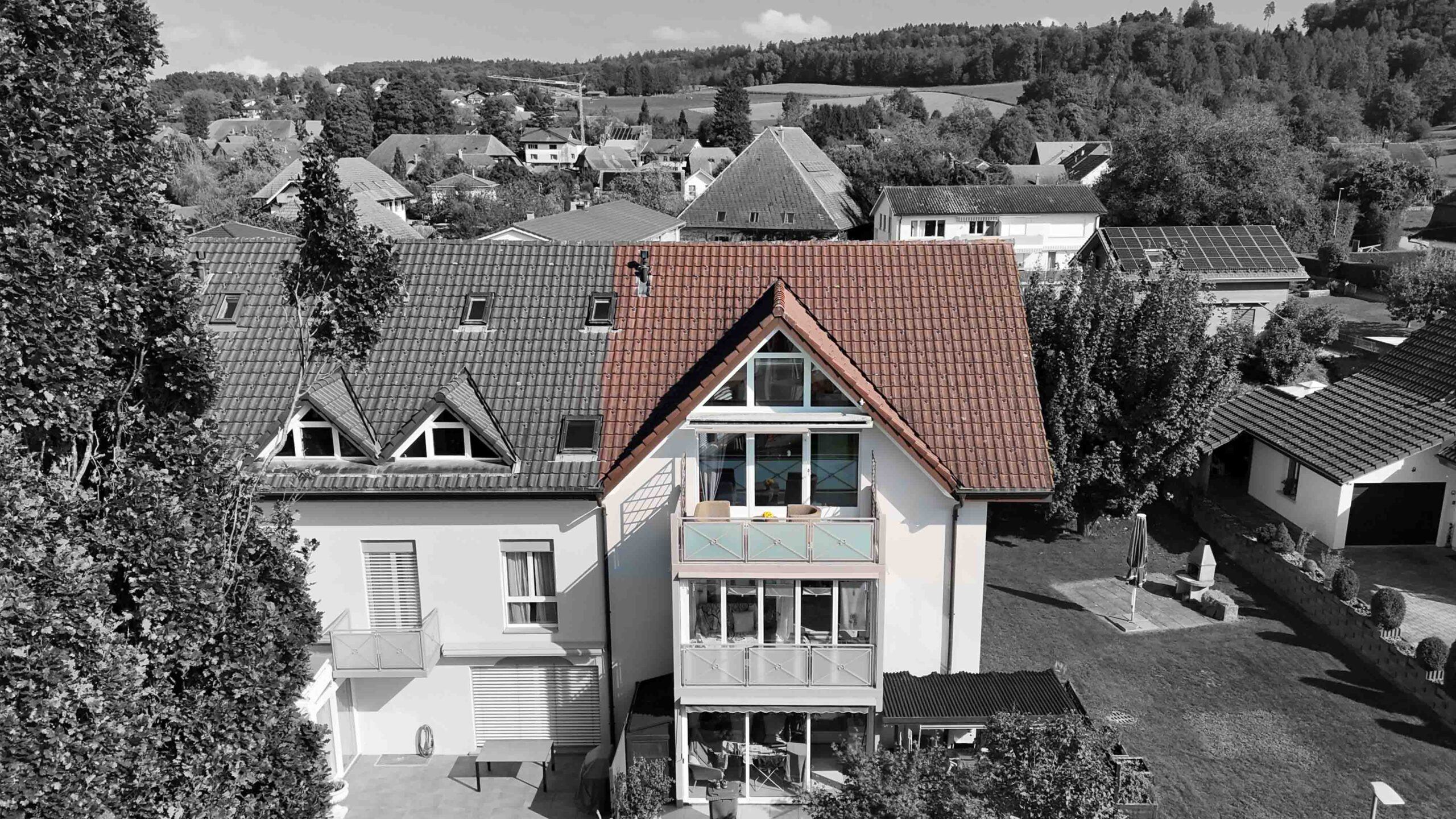 Drohnenaufnahme eines Wohnhauses mit Satteldach und Balkon