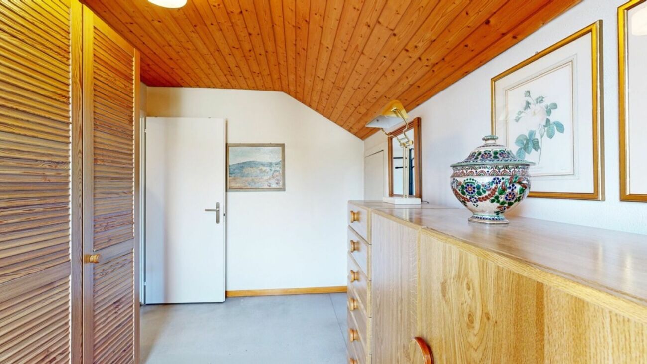 Heller Dachraum mit Holzdecke