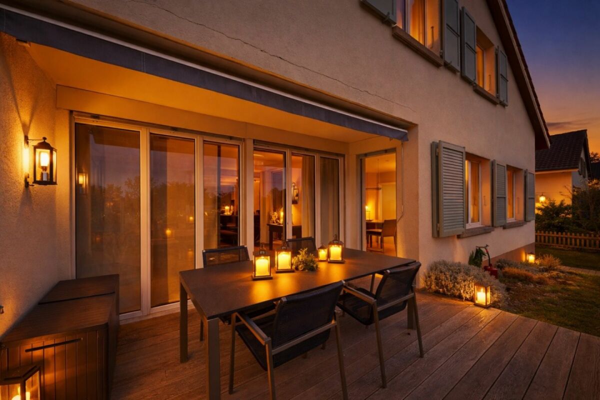 Terrasse eines Hauses bei Sonnenuntergang