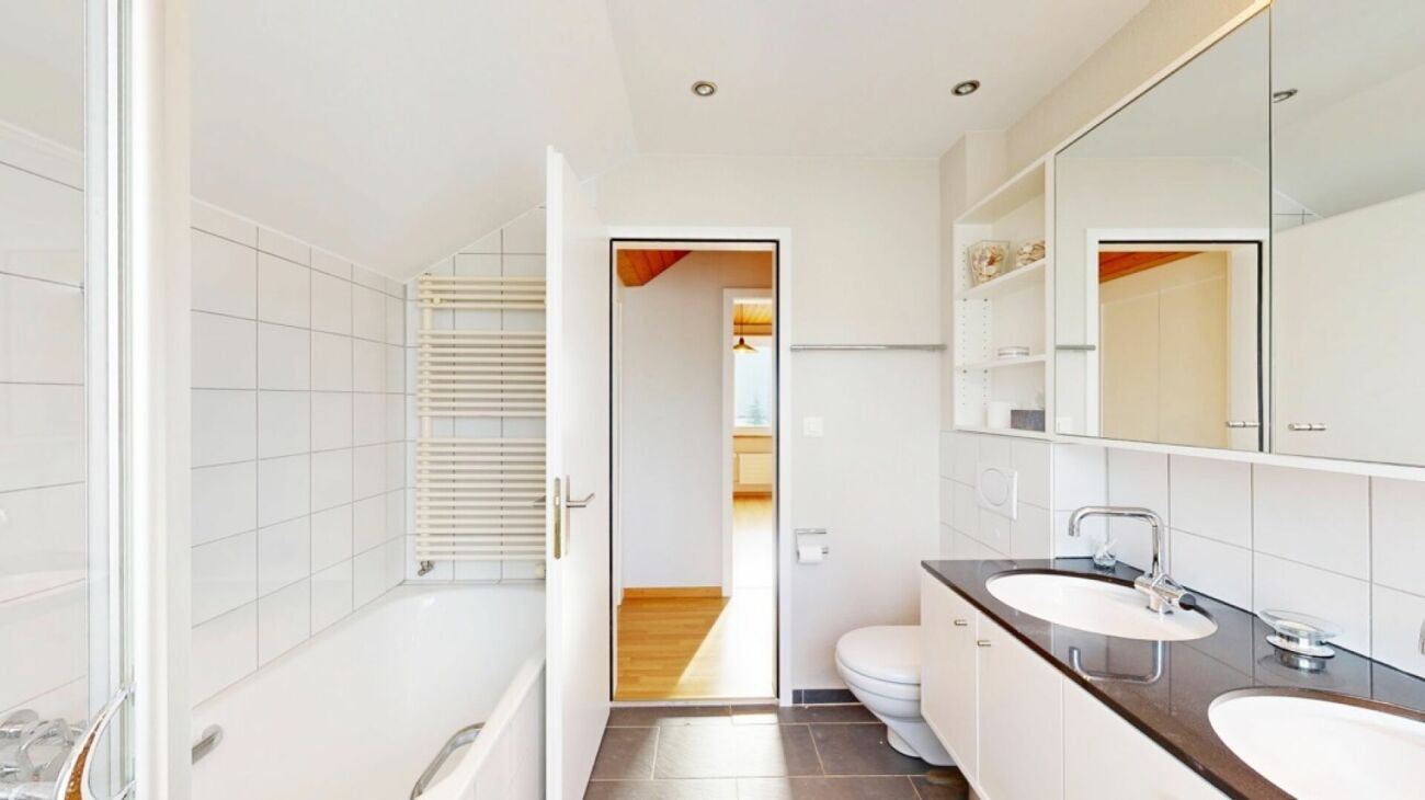 Modernes Badezimmer mit Badewanne und Doppelwaschbecken