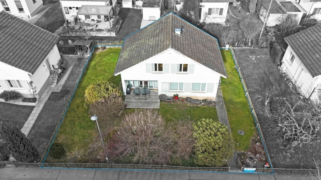 Einfamilienhaus mit Garten aus der Luft