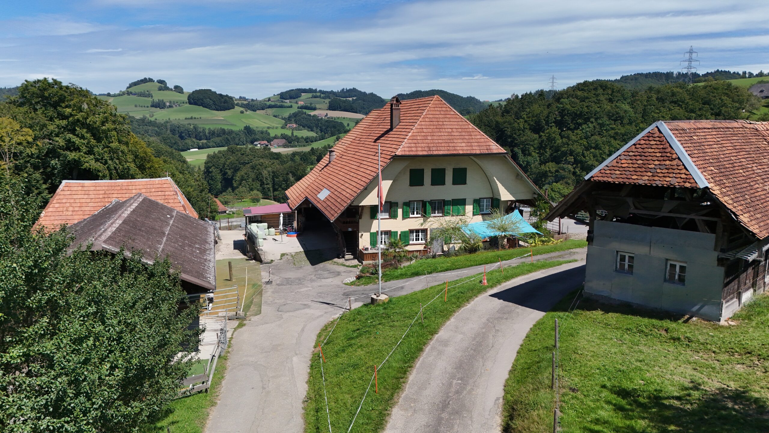 Ländliches Anwesen mit Walmdach und Ausblick ins Hügelland