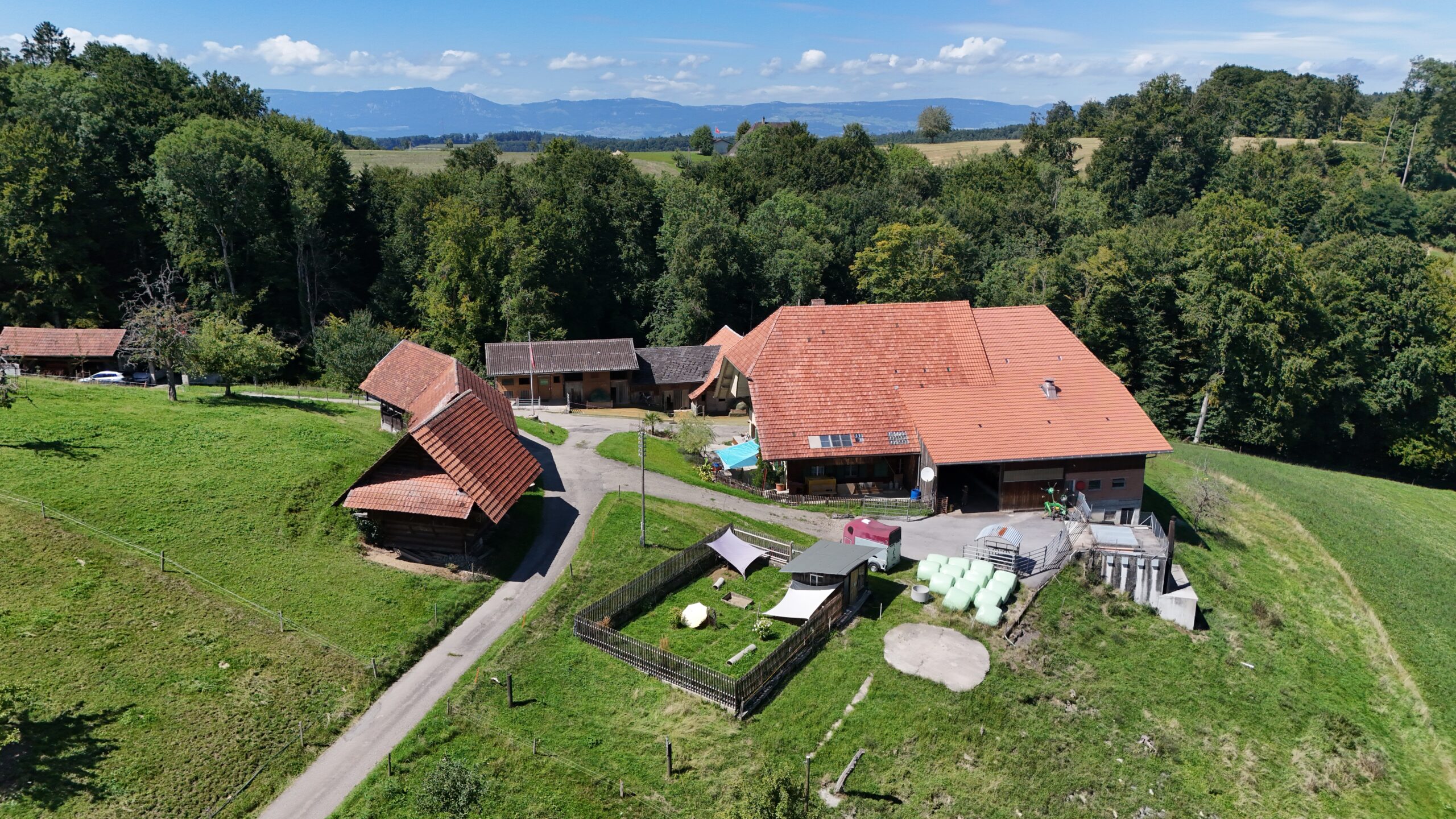 Ländliche Hofanlage aus der Luft