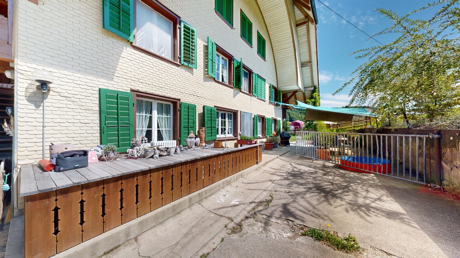 Außenansicht eines Hauses mit Terrasse