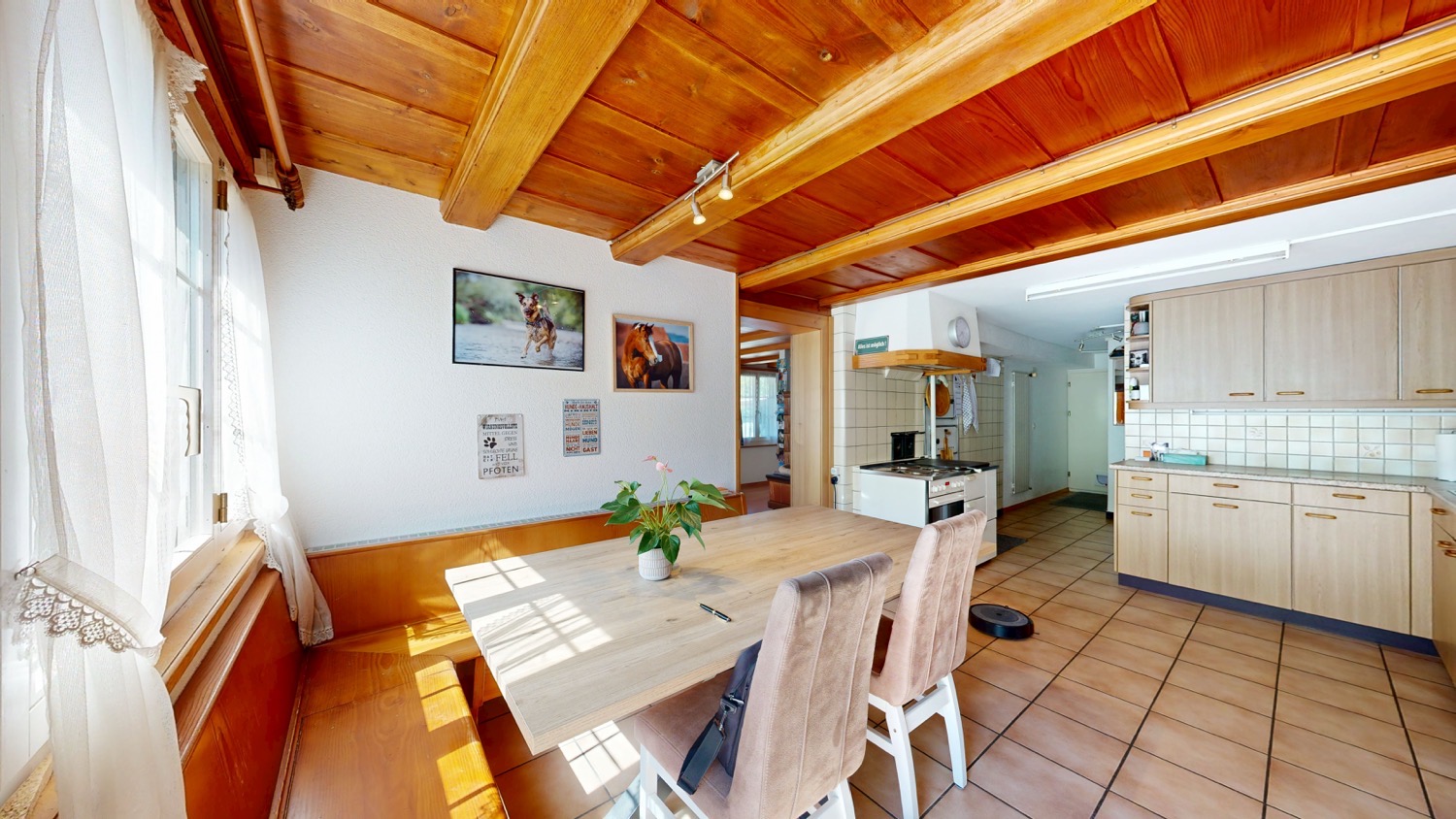 Küche mit Essbereich und Holzdecke