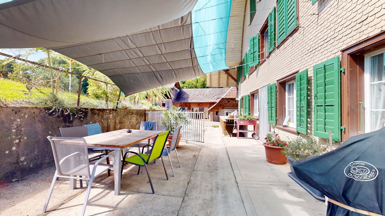 Überdachte Terrasse mit Sitzgruppe