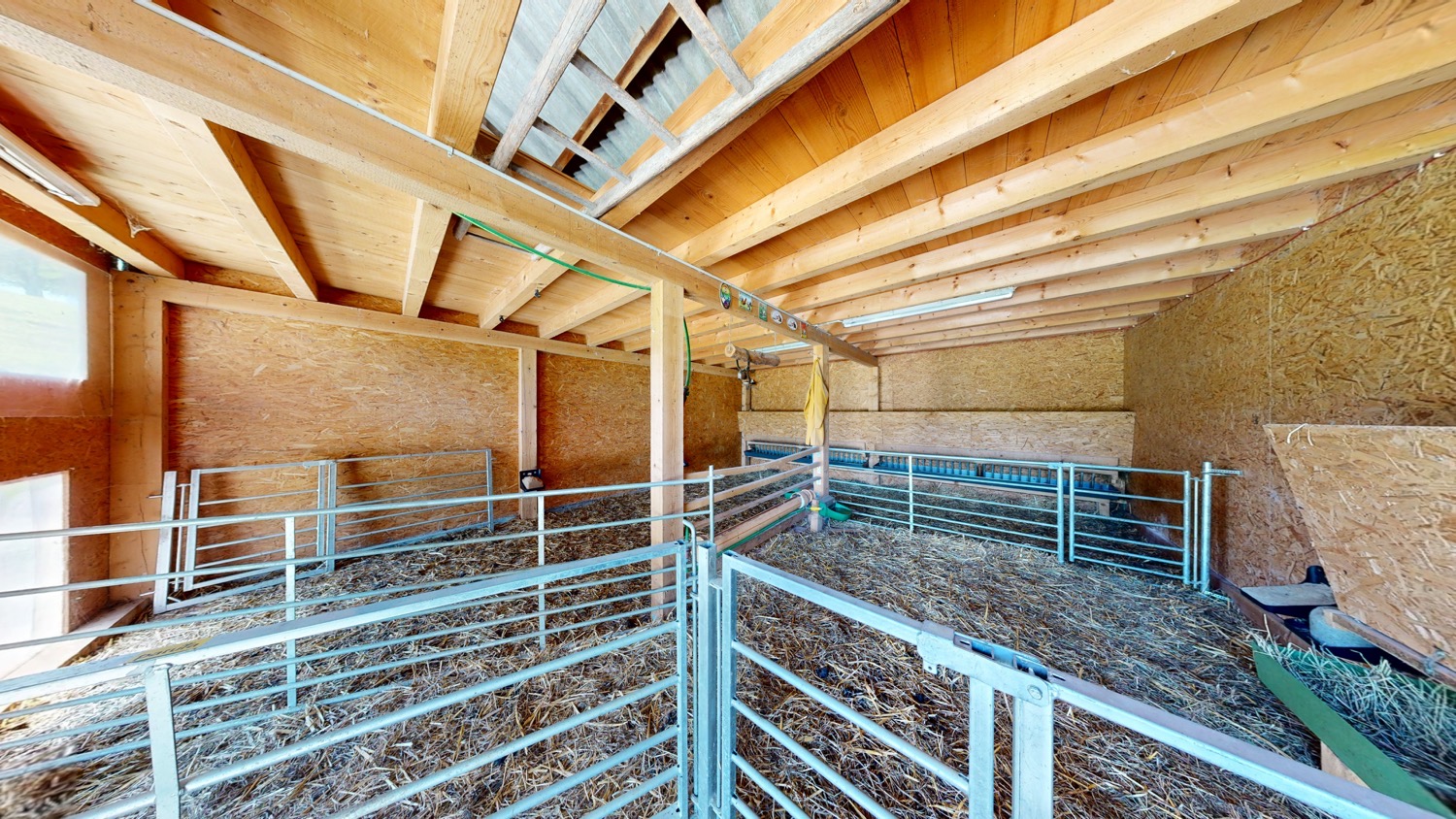Stall-/Tierbereich mit Holz- und Metallkonstruktion