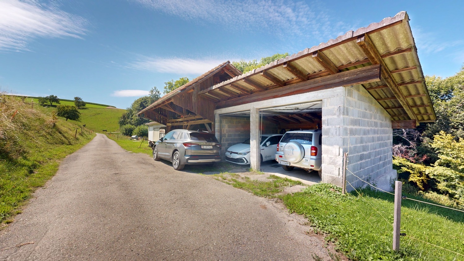 Ländliches Carport mit Fahrzeugen
