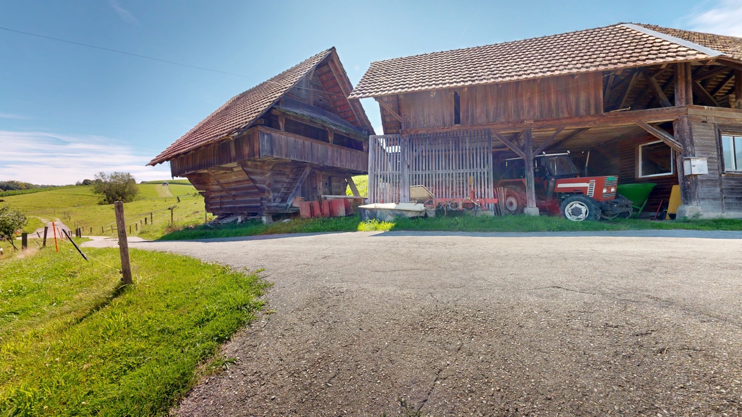 Ländliches Bauerngebäude mit Scheune und Hof