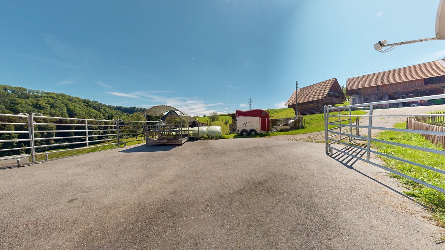 Ländlicher Hof mit Zufahrt und Pferdeanhänger